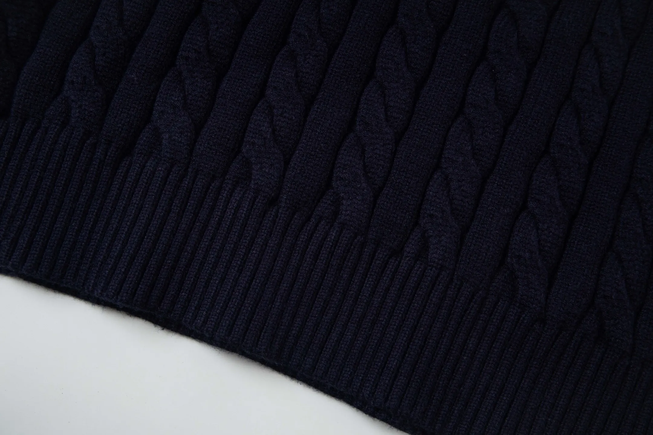 P250 model number: Y196 Ralph Lauren Men's half-zip twist sweater has a really nice style. It can be worn alone or as a jacket to be worn inside or outside. The upper body shows personal fashion charm. Four colors are available. Same style for men and women. A must-have item for new summer products. Hang tag. Hanging beads. Washable packaging bag. Full set of accessories. Very good appearance. Super exquisite workmanship. Size: S-XL